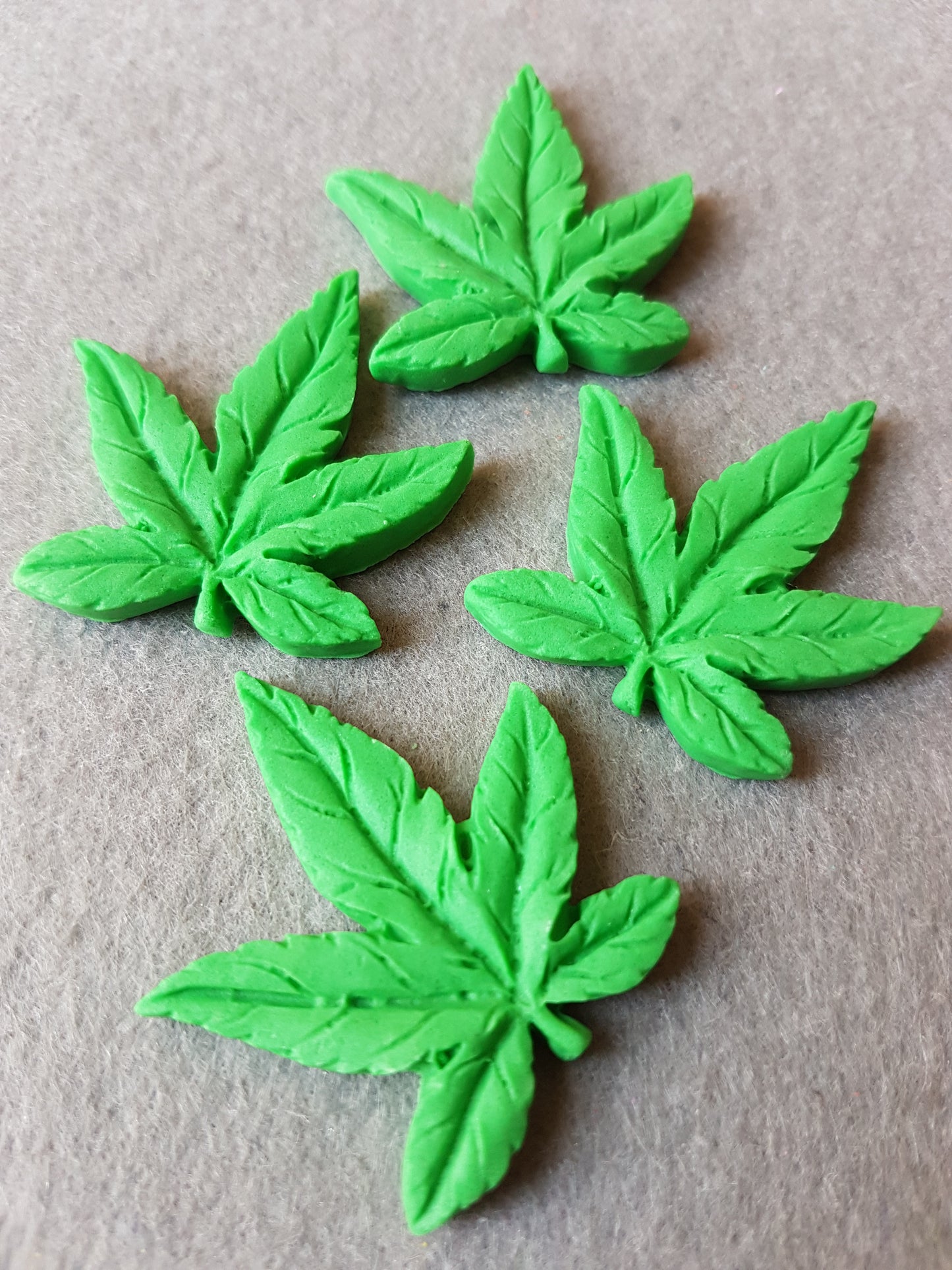 Cannabis Leaf 4pcs Edible Cake Decorations