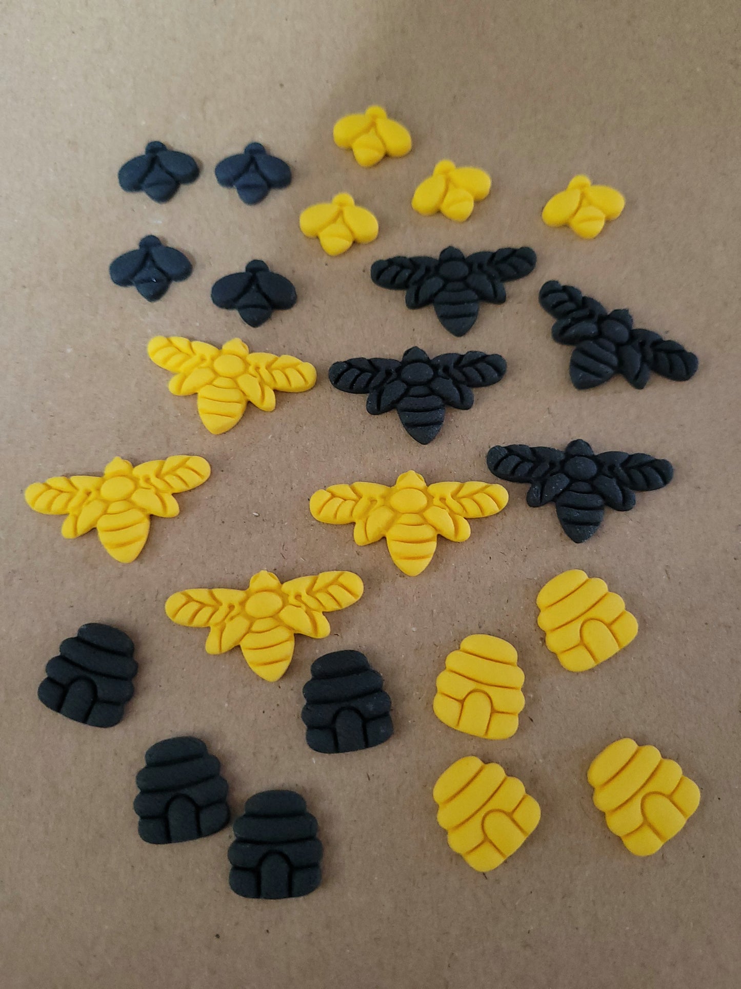 Bee & Bee Hive - Black & Yellow Set 24pcs Edible Cake Decorations