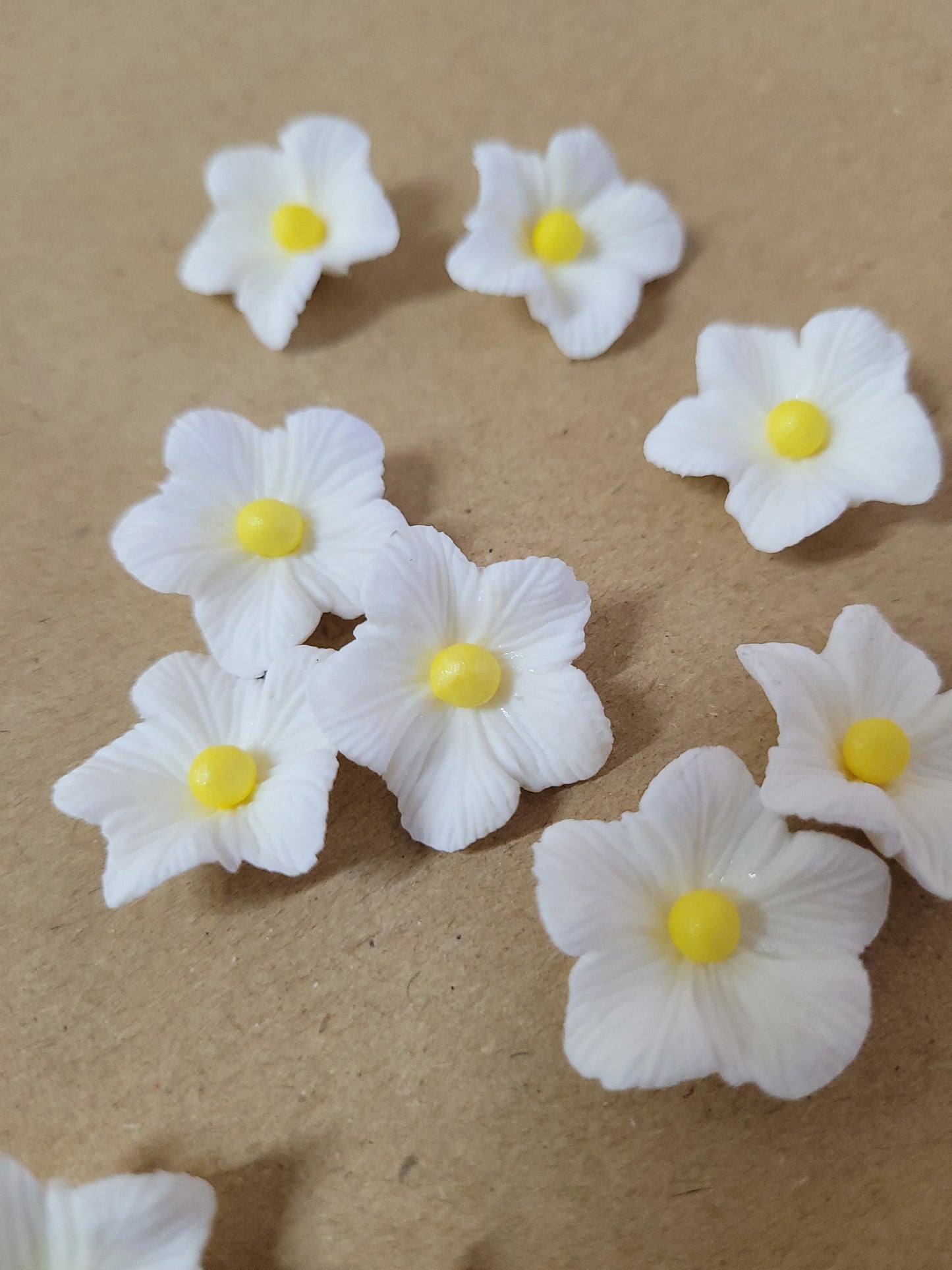 Vained Flower White - Yellow Pearl 10pcs Edible Cake Decorations