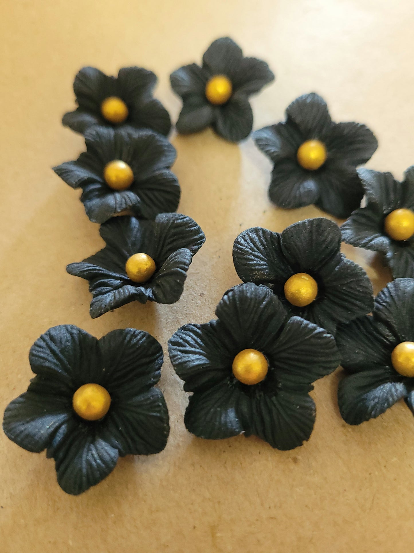 Vained Flower Black - Gold Pearl 10pcs Edible Cake Decorations