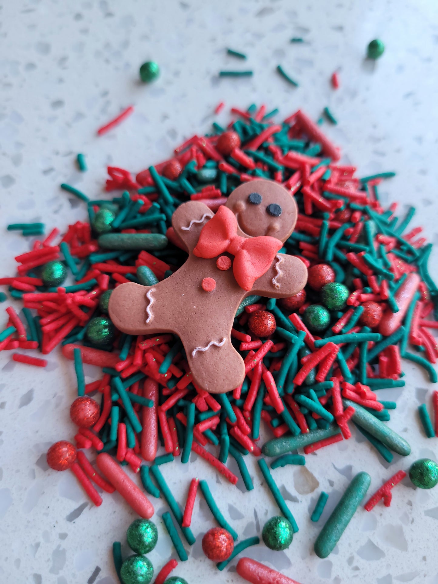 Gingerbread Man Red Bow 4pcs Edible Cake Decorations