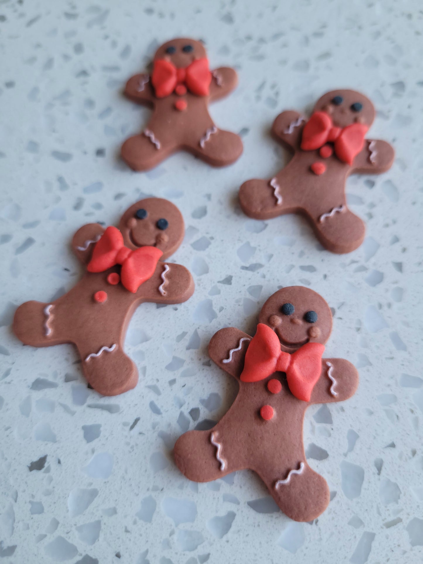 Gingerbread Man Red Bow 4pcs Edible Cake Decorations