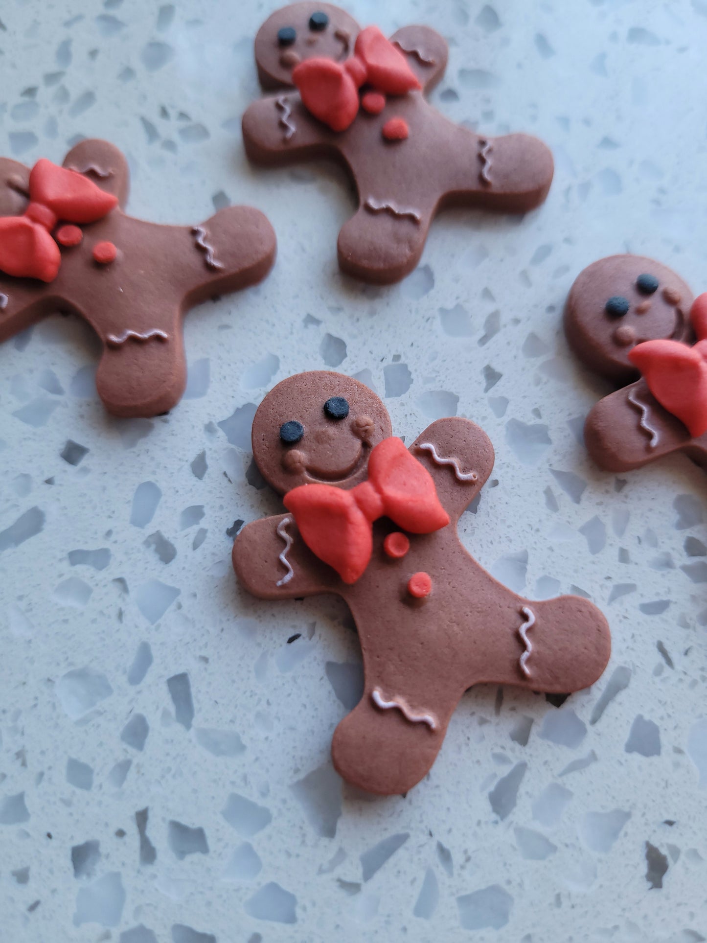 Gingerbread Man Red Bow 4pcs Edible Cake Decorations